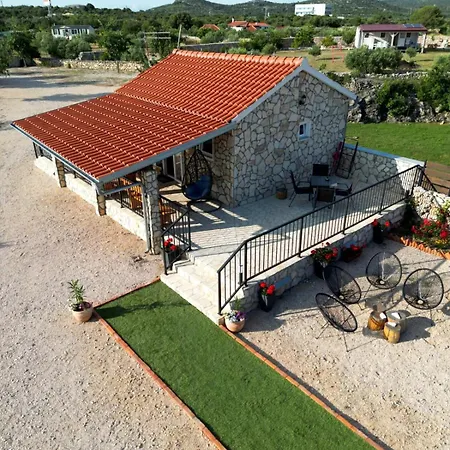 Juli With Jacuzzi Holiday home Sibenik
