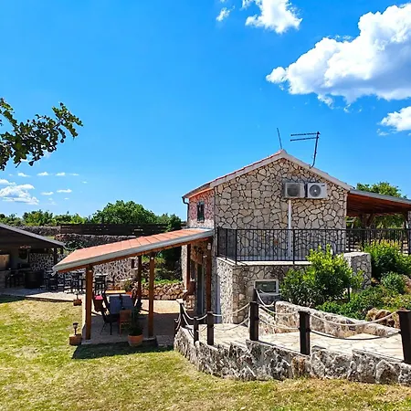 Juli With Jacuzzi Holiday home