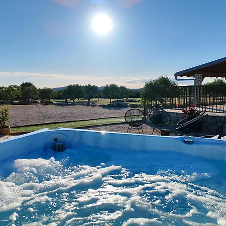 Juli With Jacuzzi Holiday home