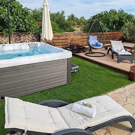 Juli With Jacuzzi Holiday home
