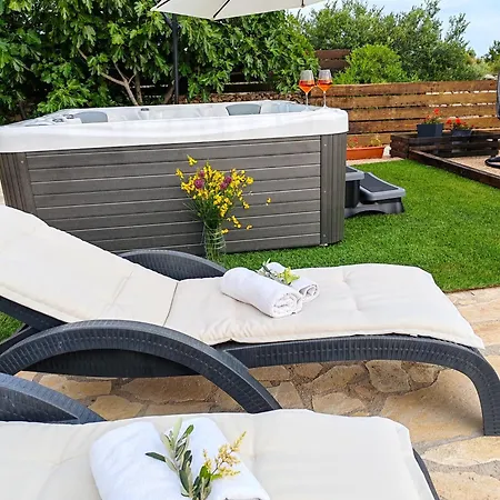 Semesterbostad Juli With Jacuzzi