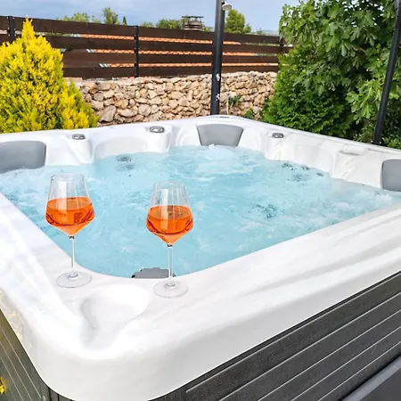 Juli With Jacuzzi *