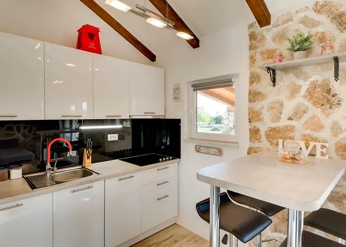 Holiday Home Villa Juli 別荘 シベニク